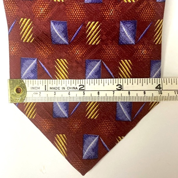 Omaggio By Robert Talbot Geometric Silk Handsewn in Italy Design 21675 4”/ 54.5” - Picture 7 of 9